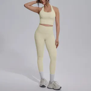 Gedetailleerde opname van de lichte gele halter yoga crop top en de bijpassende legging.