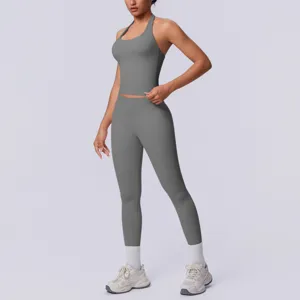 Vista dettagliata del set yoga fitness halter monocolore senza cuciture, abbigliamento.
