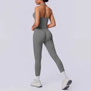 Dettaglio vista posteriore set sportivo senza cuciture con top halter e leggings elastici.