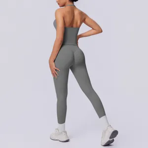 Vista dettagliata del set sportivo da yoga senza cuciture grigio con collo halter e schiena scoperta.