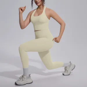 Detailopname van naadloze yogaset in lichtgeel, toont elastische stof en comfortabele pasvorm.