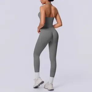 Dettaglio completo set sportivo grigio senza cuciture, vista posteriore top e leggings yoga.