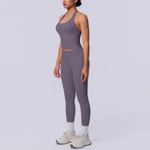Vista laterale dettagliata del crop top monocolore all'americana e dei leggings sportivi.