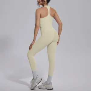 Effen kleur actieve yogaset detail met de achterste band sport-bh en strakke legging broek.