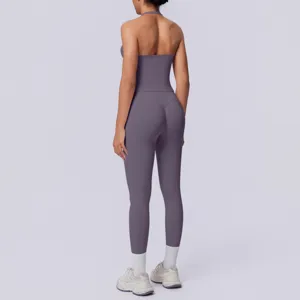 Dettaglio posteriore top sportivo halter senza cuciture e set leggings fitness vita alta
