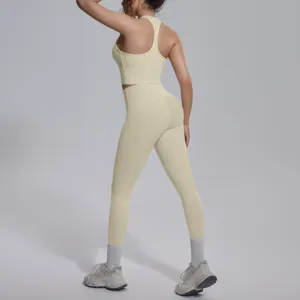 Achterkant detail van de naadloze sport yoga set met racerback ontwerp en pasvorm.