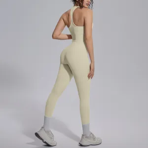 Effen sport yoga set met racerback top en strakke legging voor fitness en workout.
