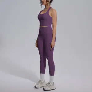 Effen paarse tweedelige yogaset met een crop top en comfortabele sportlegging.