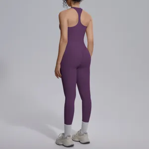 Achterzijde detail van de paarse naadloze yogaset met racerback top en strakke legging.