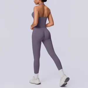 Set yoga senza cuciture a coste con top aperto dietro e leggings vita alta per allenamento.