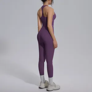 Gedetailleerd achteroverzicht van de paarse yogaset met crop top en leggings.