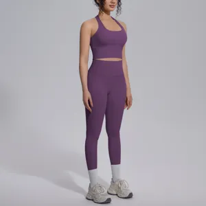 Paarse fitness yoga set details met comfortabele sport crop top en leggings met hoge taille.