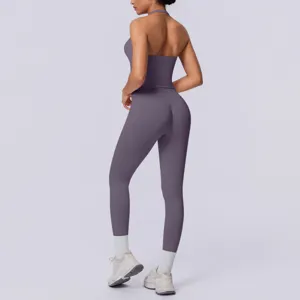 Dettaglio top halter senza cuciture e leggings yoga, vista posteriore activewear