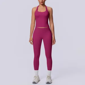 Set top corto halter senza cuciture e leggings da yoga, dettaglio abbigliamento sportivo magenta.