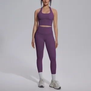 Gedetailleerd overzicht van effen yoga-set, ademende fitnesskleding voor sport en training.
