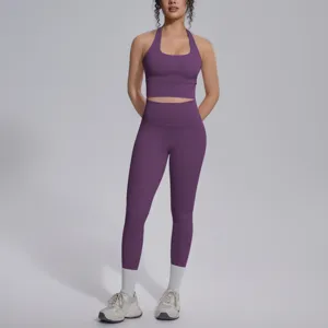 Gedetailleerd shot van de effen paarse halter yoga top en het leggings fitnesspak.