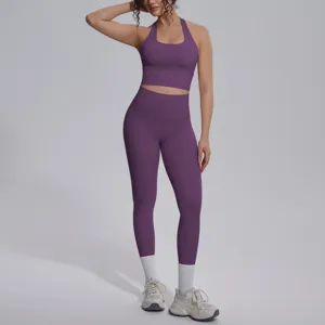 Gedetailleerd overzicht van paarse naadloze halter yogaset, hoge taille sportlegging en top.