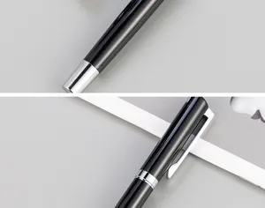 Nahaufnahme der Details eines schwarzen Metall-Kugelschreibers mit silberner Klemme und Ring.