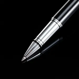 Eganter Metall-Signierstift mit glänzendem schwarzen Rückseitenhintergrund für Geschäftsbedarf.