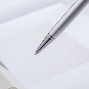 Κοντινό πλάνο μεταλλικής ασημένιας πένας και γραφίδας γραφείου κύρια εικόνα προϊόντος.