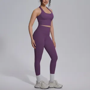 Gedetailleerd overzicht van effen paarse sportbh en legging yoga set voor fitness.