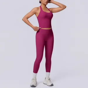 Completo sportivo halter monocolore senza cuciture, top da yoga e leggings elasticizzati.