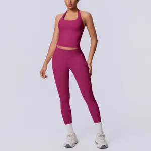 Vista dettagliata del top fitness halter senza cuciture e dei leggings abbinati, comodi.
