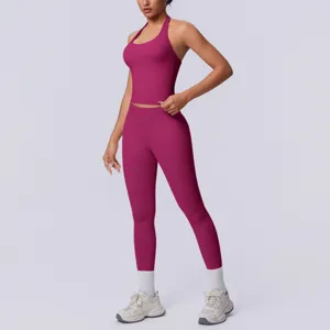 Vista dettagliata del set top fitness senza cuciture e leggings yoga color lampone.