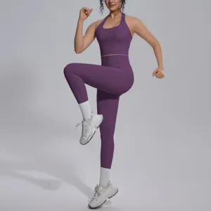 Gedetailleerd overzicht van paarse dames yogaset, halter crop top en hoge taille leggings.