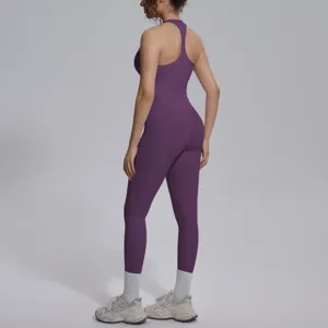 Effen sportset met racerback sportbeha en hoge taille legging voor fitness yoga en hardlopen.
