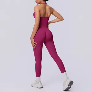 Vista dettagliata del set sportivo senza cuciture con top halter e leggings rosa.