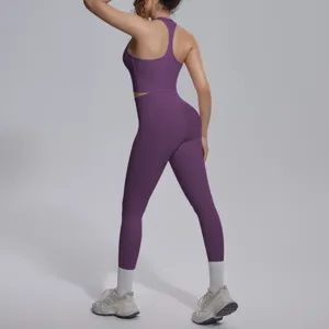 Effen yoga-set met zwemrug, ademende fitness-leggings en sport-bh voor comfortabel sporten.