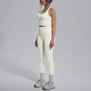 Zijaanzicht van de effenkleurige yoga-sportset detail voor hardlopen en fitness