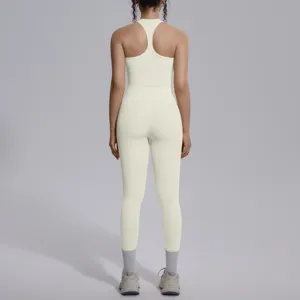Achteranzicht detail van naadloze sport crop top en legging fitness yoga set voor dames.