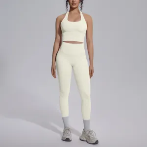 Naadloze halter yoga top en legging set, ademende sportkleding voor fitness en training.