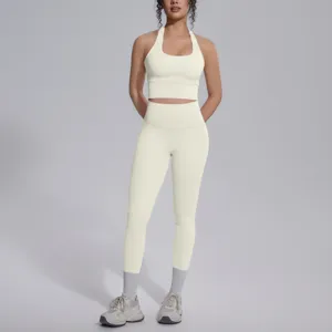 Gedetailleerd overzicht van effen yogaset, crop top en leggings voor fitness en hardlopen.