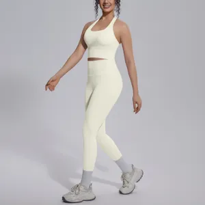 Effenkleurige sportieve yogaset met een ondersteunende sportbeha en comfortabele legging.