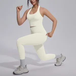 Effen kleur yoga set met rugvrije sport-bh en hoge taille legging voor fitness en workout.