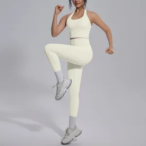 Gedetailleerd overzicht van effen yogaset met sportbeha en high waist leggings voor fitness.