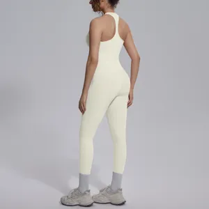 Achterkant van naadloze yogaset, bijpassende sport-bh en hoge taille leggings voor training.