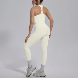 Gedetailleerd overzicht van effen yogaset met open rug crop top en strakke legging.