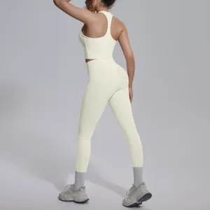 Achterkant detail van de naadloze sport-bh en hoge taille yoga leggings in ecrukleur.
