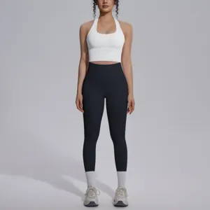 Effen halter sport-bh en hoge taille yoga legging set voor fitness training en workouts.