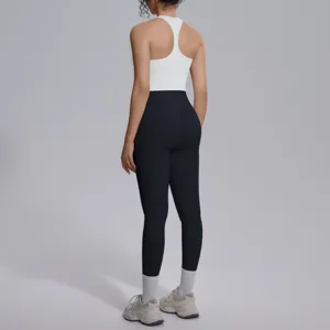Gedetailleerd overzicht van een dames yogaset met witte sporttop en zwarte leggings voor sport.