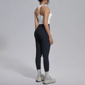 Dames sportkleding set met een witte racerback sport-bh en zwarte leggings met hoge taille.