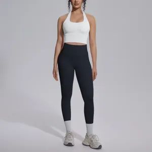 Gedetailleerd overzicht van de effen yoga-set voor dames met crop-top en hoge taille legging.