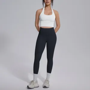 Effen nylon yogaset, halter crop top en hoge taille legging voor fitness en sport.