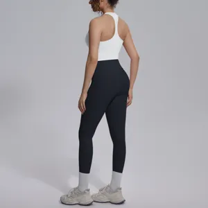 Gedetailleerd overzicht van dames yoga set met witte sportbeha en zwarte legging.