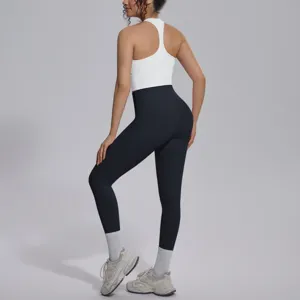 Gedetailleerd overzicht van effen yogaset met racerback voor comfortabele pasvorm en nylon stof.