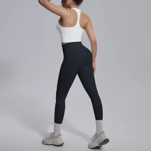 Gedetailleerd overzicht van rugontwerp, ademende witte sport-bh en zwarte yogabroek.